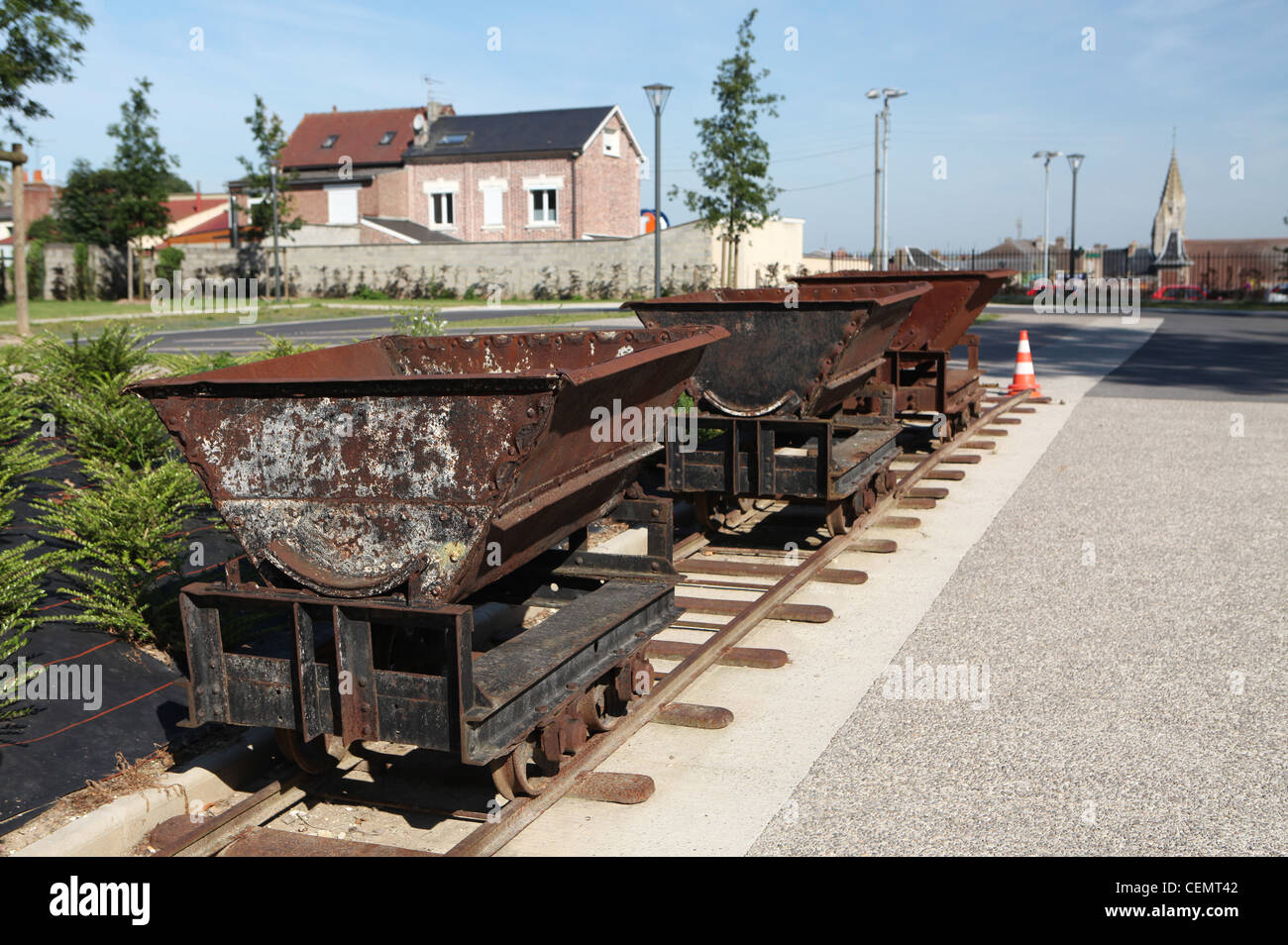 Il ribaltamento di carri tramoggia sul display esterno la Carrière Wellington museum di Arras Francia Foto Stock