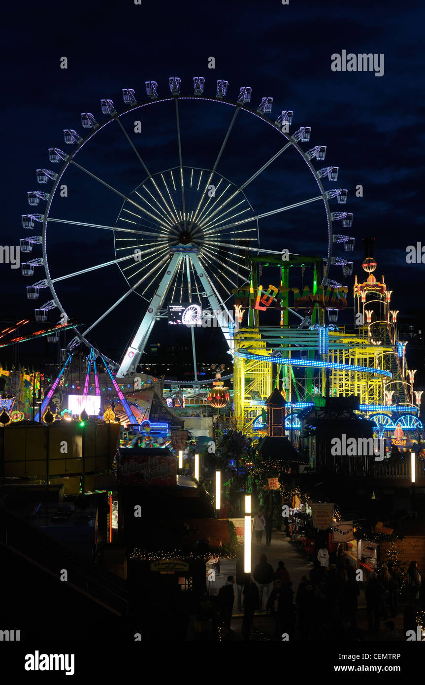 Mercatino di Natale in Fiera, ruota panoramica Ferris a Alexa Shopping Center, Alexanderplatz Mitte di Berlino, Germania, Europa Foto Stock