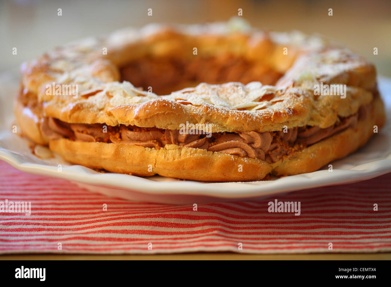 Parigi Brest anello torta crema deserto su una piastra Foto Stock