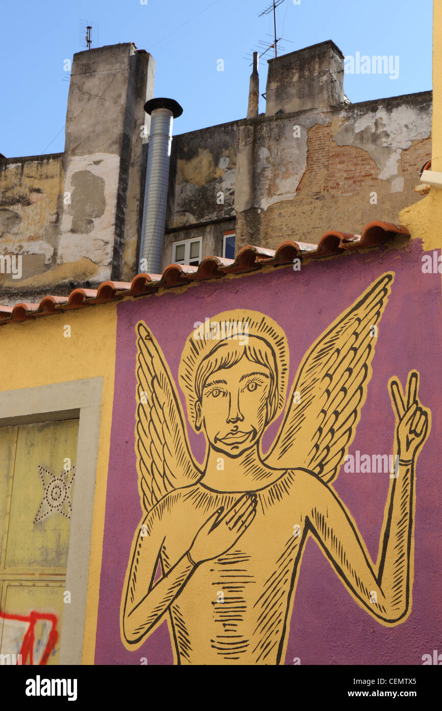 Graffiti di stile medievale e Angelo sul vecchio muro nel centro di Lisbona, Portogallo Foto Stock