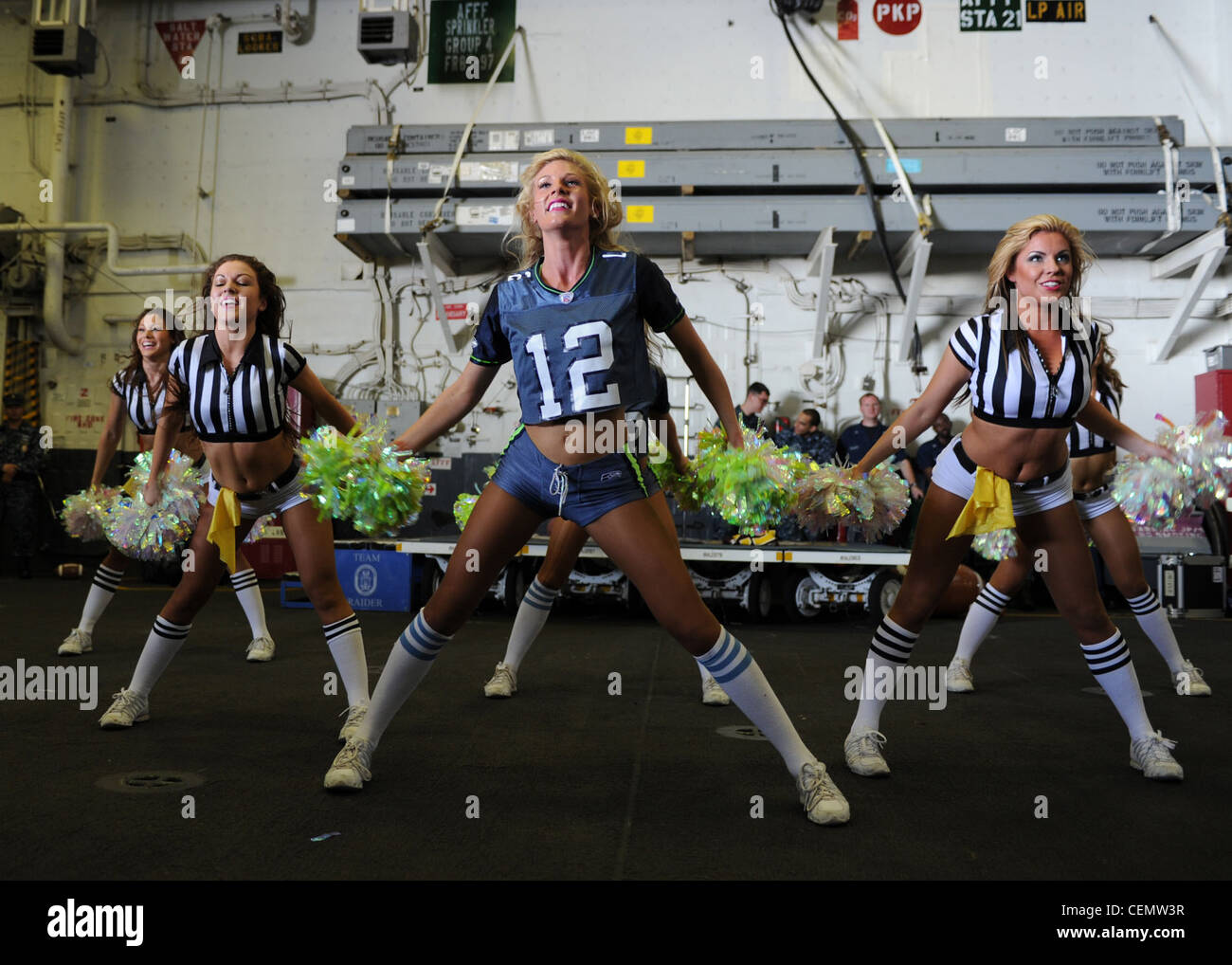 MARE ARABO (Feb 13, 2012) i Seattle Seahawks cheerleaders, i Sea Gals, si esibiscono per marinai e marines a bordo della nave d'assalto anfibia USS Makin Island (LHD 8). La loro visita alla nave faceva parte di un tour sponsorizzato dall'Armed Forces Entertainment per aiutare a rafforzare il morale delle truppe dispiegate. Makin Island e i Marines imbarcati assegnati all'XI unità di spedizione marina (11th MEU) sono impiegati a sostegno delle operazioni di sicurezza marittima e degli sforzi di cooperazione per la sicurezza del teatro nell'area di responsabilità della 5a flotta degli Stati Uniti. Foto Stock