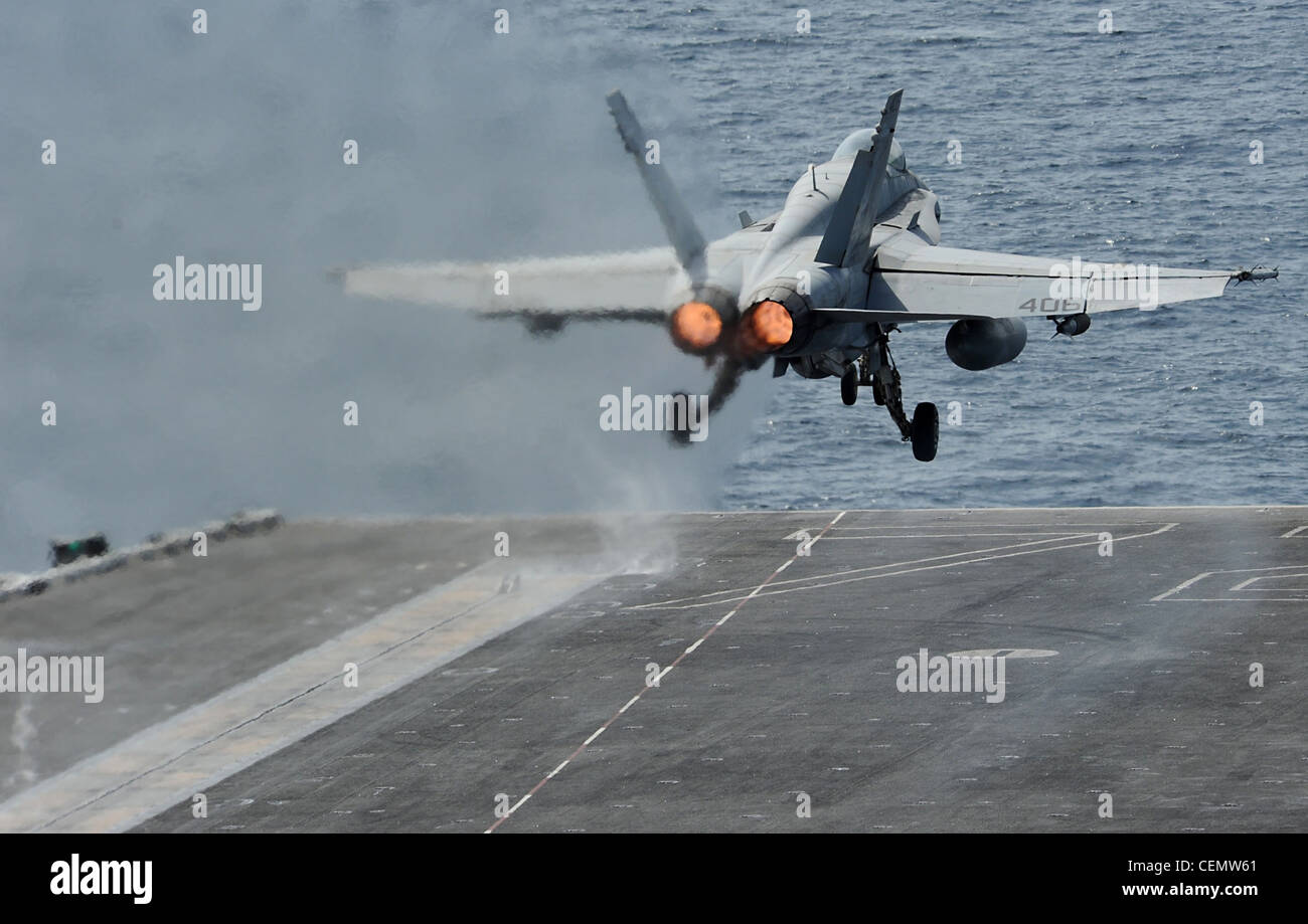 MARE ARABO (Feb 16, 2012) un Hornet F/A-18C assegnato al Blue Blasters of Strike Fighter Squadron (VFA) 34 lancia dal ponte di volo della portaerei di classe Nimitz USS Abraham Lincoln (CVN 72). Abraham Lincoln è schierato nella 5 ° flotta degli Stati Uniti di responsabilità che conduce operazioni di sicurezza marittima, gli sforzi di cooperazione di sicurezza del teatro e le missioni di sostegno come parte di operazione Enduring Freedom. Foto Stock