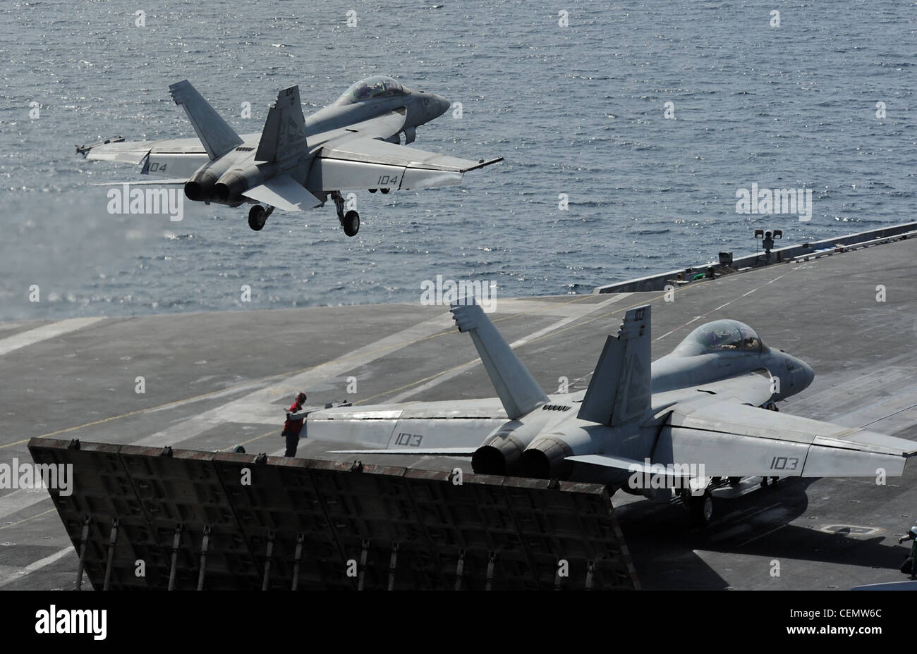 MARE ARABO (Feb 16, 2012) un F/A-18F Super Hornet assegnato ai Bounty Hunters of Strike Fighter Squadron (VFA) 2 lancia dal ponte di volo della portaerei di classe Nimitz USS Abraham Lincoln (CVN 72). Abraham Lincoln è schierato nella 5 ° flotta degli Stati Uniti di responsabilità che conduce operazioni di sicurezza marittima, gli sforzi di cooperazione di sicurezza del teatro e le missioni di sostegno come parte di operazione Enduring Freedom. Foto Stock