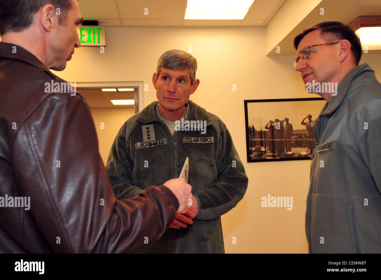 Norton Schwartz, capo dello staff dell'aeronautica, parla con il Colon. Bryan Radcliff, 477th Fighter Group Commander e il Lt. Gen. Stephen Hoog, 11th Air Force Commander, 16 febbraio 2012, presso la base militare Elmendorf-Richardson, Alaska. Schwartz ha parlato della sua visione per l'aeronautica e ha risposto alle domande da Airmen. Foto Stock