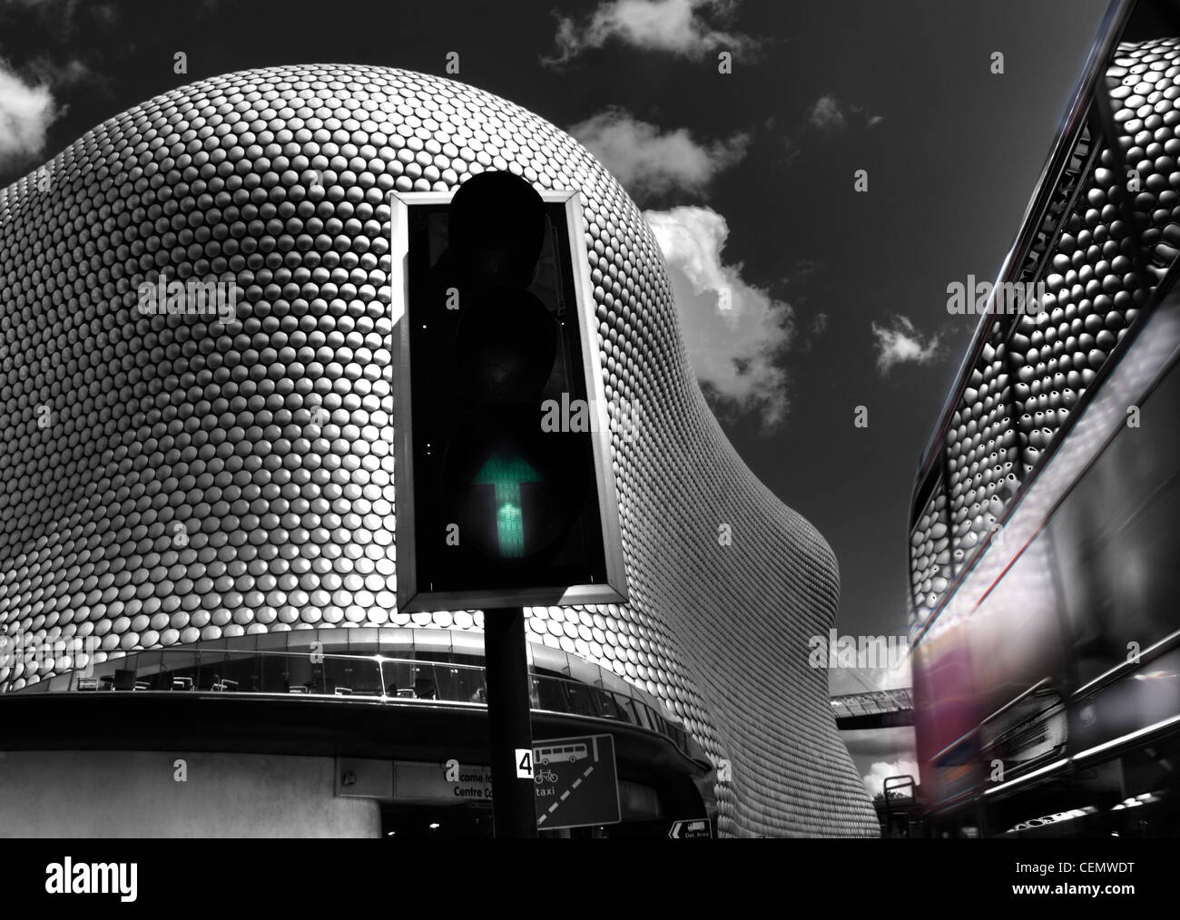 Birmingham Selfridges Bullring con un no 50 autobus che passa. Riflessioni in bus. Foto Stock