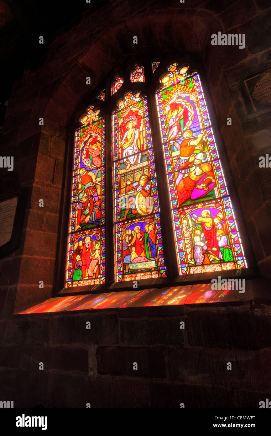 Gt Budworth, St Marys Chiesa vetrate colorate. Grande Budworth, vicino a Northwich, Cheshire, North West England, Regno Unito Foto Stock