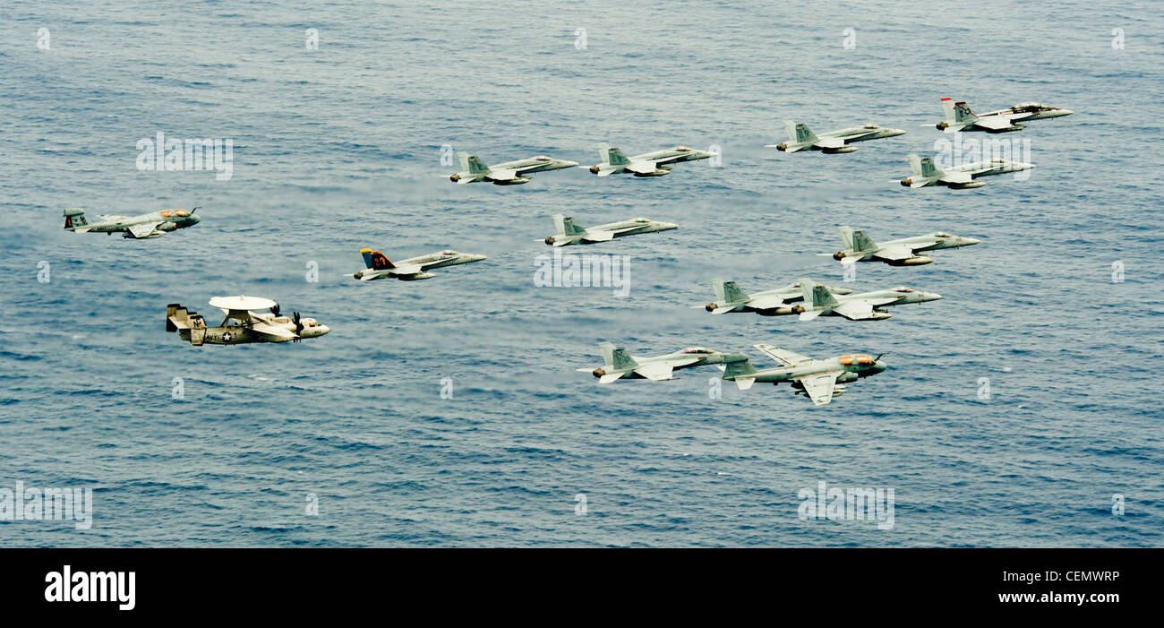 La portaerei di classe Nimitz USS John C. Stennis (CVN 74) transita nell'Oceano Pacifico mentre gli aeromobili della Carrier Air Wing (CVW) 9 eseguono un volo in formazione durante una prova di dimostrazione di potenza aerea. Il gruppo John C. Stennis Carrier Strike opera nell'area di responsabilità della terza flotta statunitense durante un periodo di sette mesi di implementazione. Foto Stock