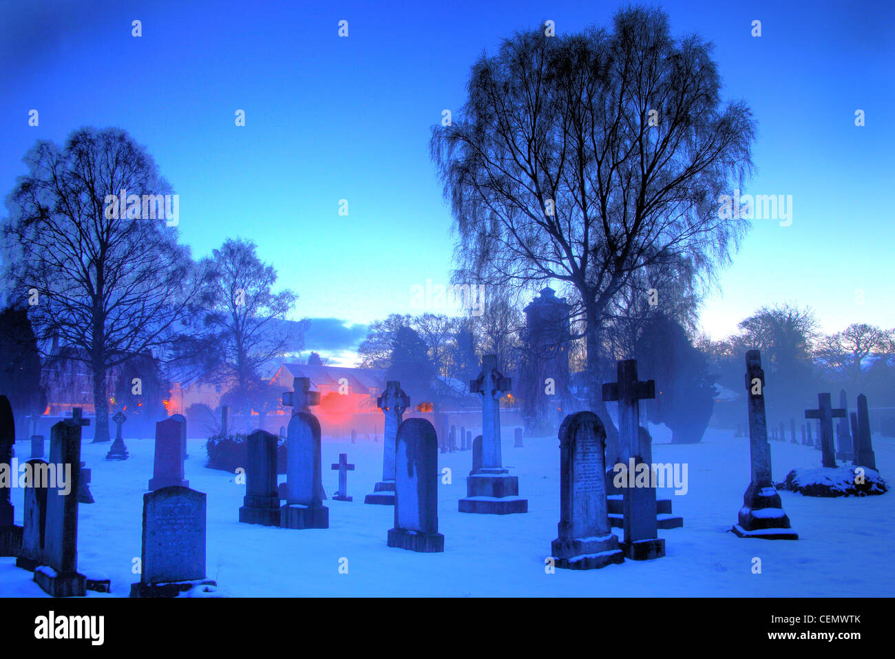Dalkeith cimitero del crepuscolo, Midlothian, Edimburgo, Scozia, Regno Unito un blu, ghiaccio, ghiacciato, inverni freddi notte con basse temperature. Foto Stock