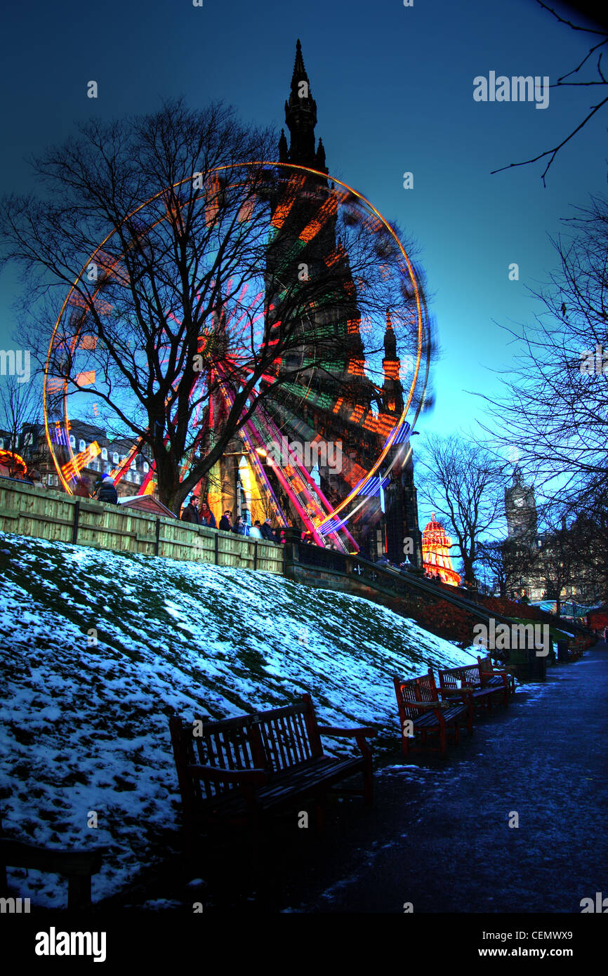 Edimburgo grande ruota al crepuscolo, giardini invernali a Princes St Street Night Shot, Scozia UK. Prese a ora blu @HotpixUK Foto Stock