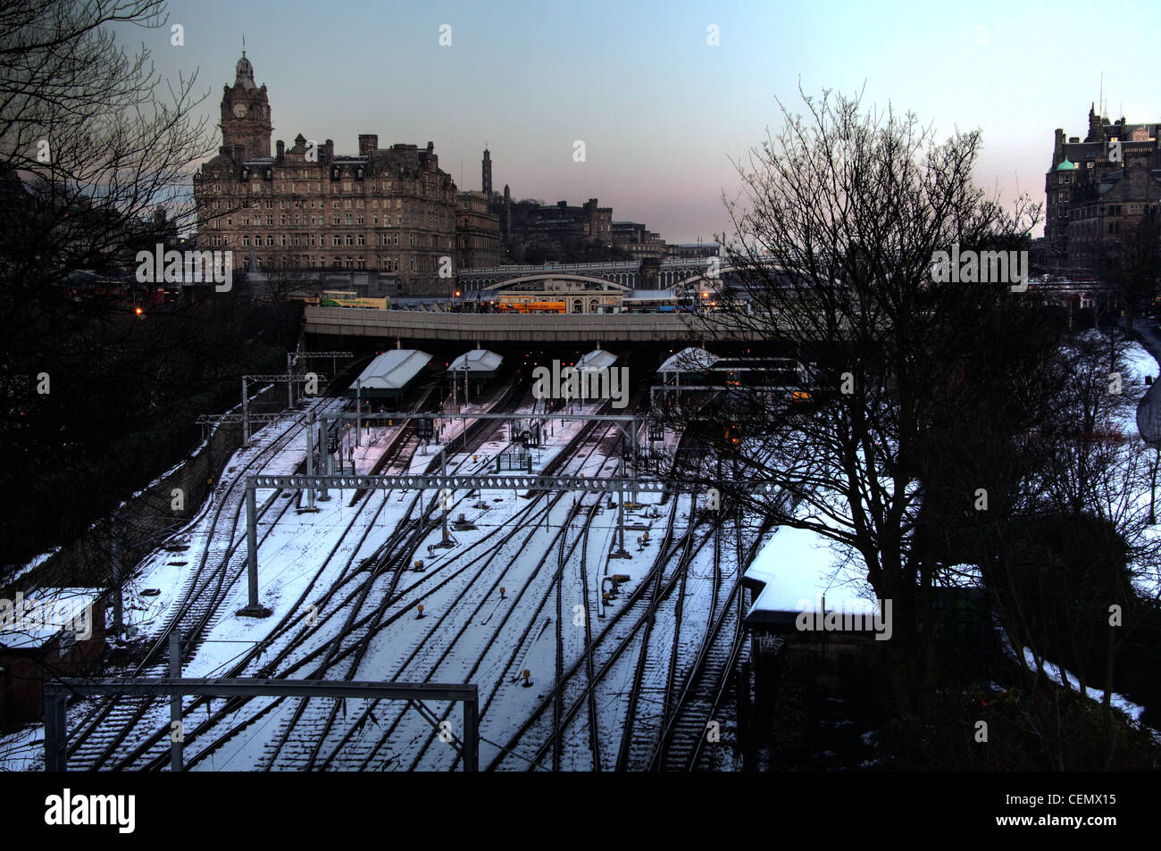 Stazione di Edinburgh Waverley in inverno la neve e il freddo e il ghiaccio sui binari in Scozia UK @HotpixUK Foto Stock