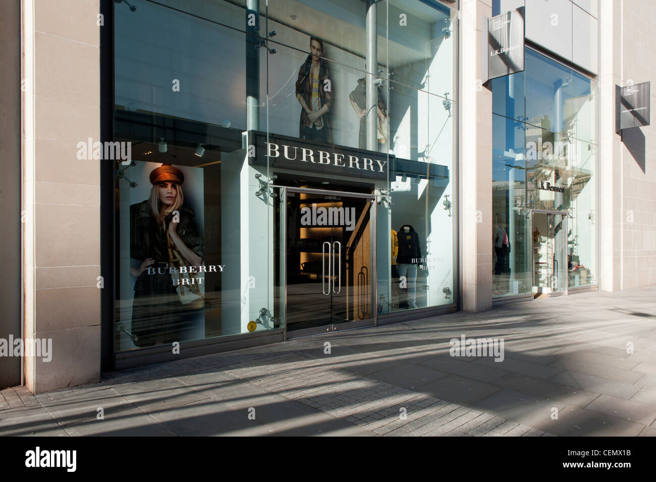 Il Burberry negozio di abbigliamento situato sulla nuova Cattedrale Street nel centro della città di Manchester, UK (solo uso editoriale). Foto Stock