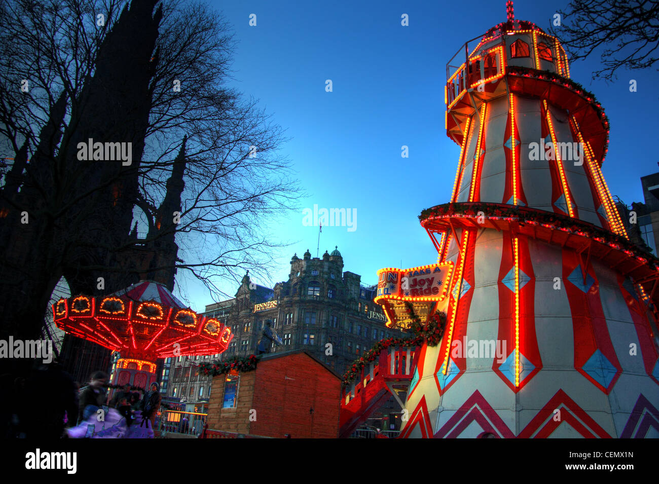 Hogmanay fiera in Princes St Gardens, Edimburgo vicino Jenners. Illuminata dai divertimenti e giostre @Hotpix Foto Stock