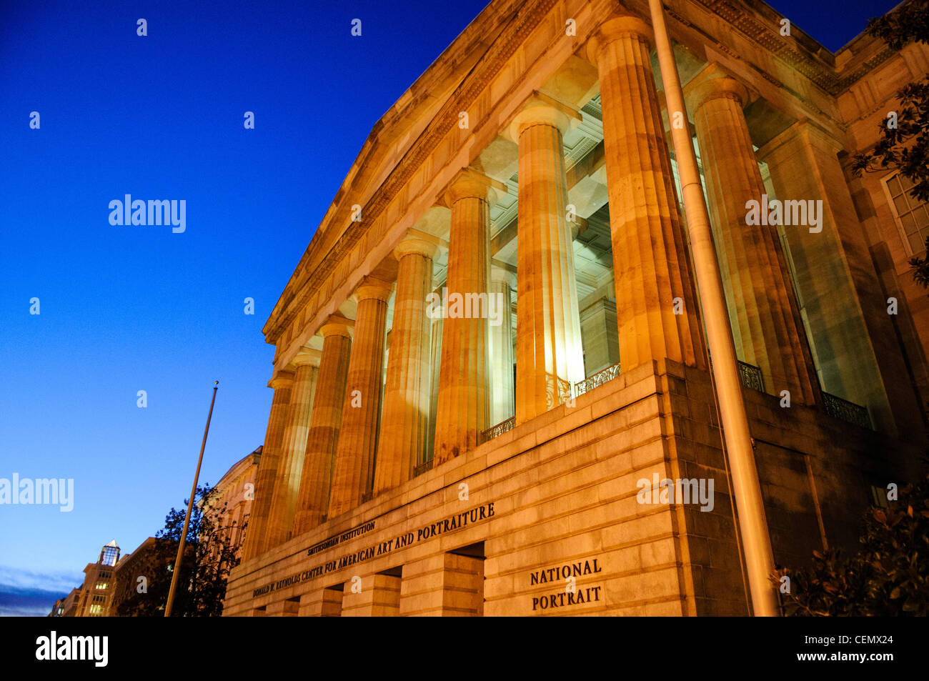 WASHINGTON DC - l'ingresso principale dello Smithsonian American Art Museum e della National Portrait Gallery al crepuscolo. I due musei condividono lo storico edificio dell'Ufficio brevetti, un monumento storico nazionale costruito tra il 1836 e il 1867. La struttura neoclassica, progettata dagli architetti Robert Mills e Thomas U. Walter, presenta un grande portico con colonne doriche. Situato nel quartiere di Penn Quarter, l'edificio è stato sottoposto a un'importante ristrutturazione completata nel 2006 e ospita una delle più grandi collezioni di arte americana al mondo insieme alla collezione ufficiale di ritratti presidenziali della nazione. Foto Stock