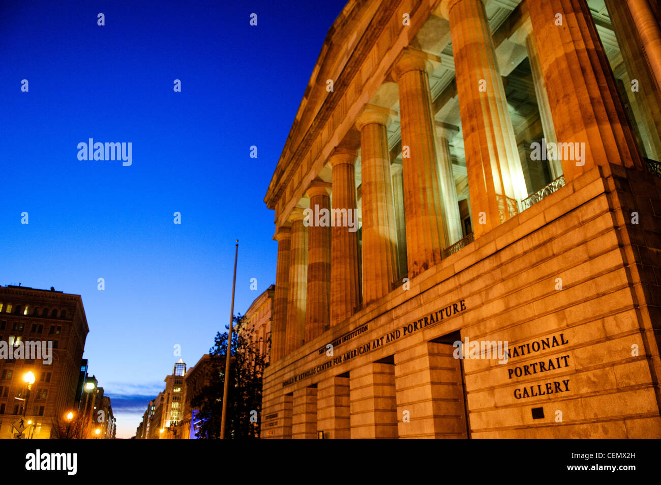WASHINGTON DC - l'ingresso principale dello Smithsonian American Art Museum e della National Portrait Gallery al crepuscolo. I due musei condividono lo storico edificio dell'Ufficio brevetti, un monumento storico nazionale costruito tra il 1836 e il 1867. La struttura neoclassica, progettata dagli architetti Robert Mills e Thomas U. Walter, presenta un grande portico con colonne doriche. Situato nel quartiere di Penn Quarter, l'edificio è stato sottoposto a un'importante ristrutturazione completata nel 2006 e ospita una delle più grandi collezioni di arte americana al mondo insieme alla collezione ufficiale di ritratti presidenziali della nazione. Foto Stock