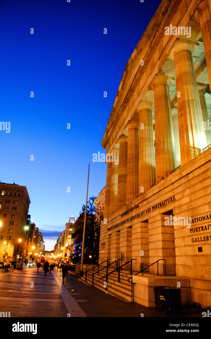 WASHINGTON DC, Stati Uniti d'America - esterno del Smithsonian David W. Reynolds Centro per l'arte americana e la ritrattistica nel centro cittadino di Washington DC al crepuscolo. Foto Stock