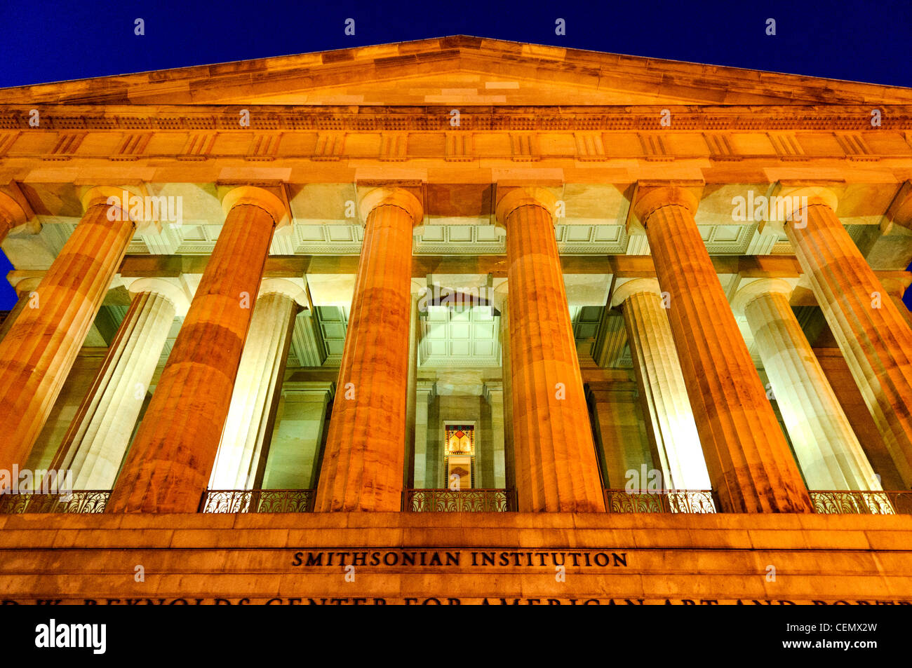 WASHINGTON DC - l'ingresso principale dello Smithsonian American Art Museum e della National Portrait Gallery al crepuscolo. I due musei condividono lo storico edificio dell'Ufficio brevetti, un monumento storico nazionale costruito tra il 1836 e il 1867. La struttura neoclassica, progettata dagli architetti Robert Mills e Thomas U. Walter, presenta un grande portico con colonne doriche. Situato nel quartiere di Penn Quarter, l'edificio è stato sottoposto a un'importante ristrutturazione completata nel 2006 e ospita una delle più grandi collezioni di arte americana al mondo insieme alla collezione ufficiale di ritratti presidenziali della nazione. Foto Stock