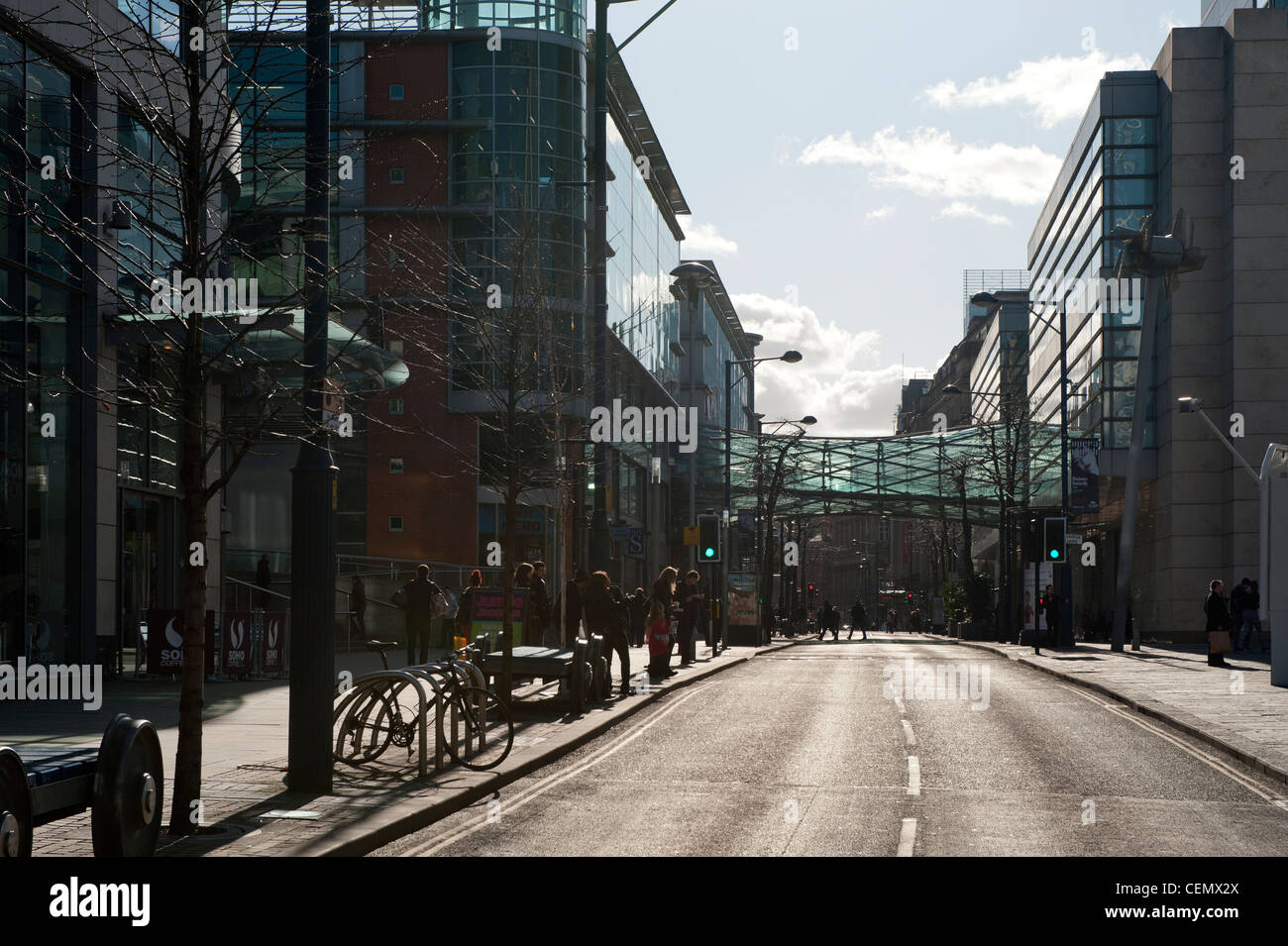 Cross Street nel centro della città di Manchester è occupata con gli acquirenti su un soleggiato cielo chiaro giorno. Foto Stock