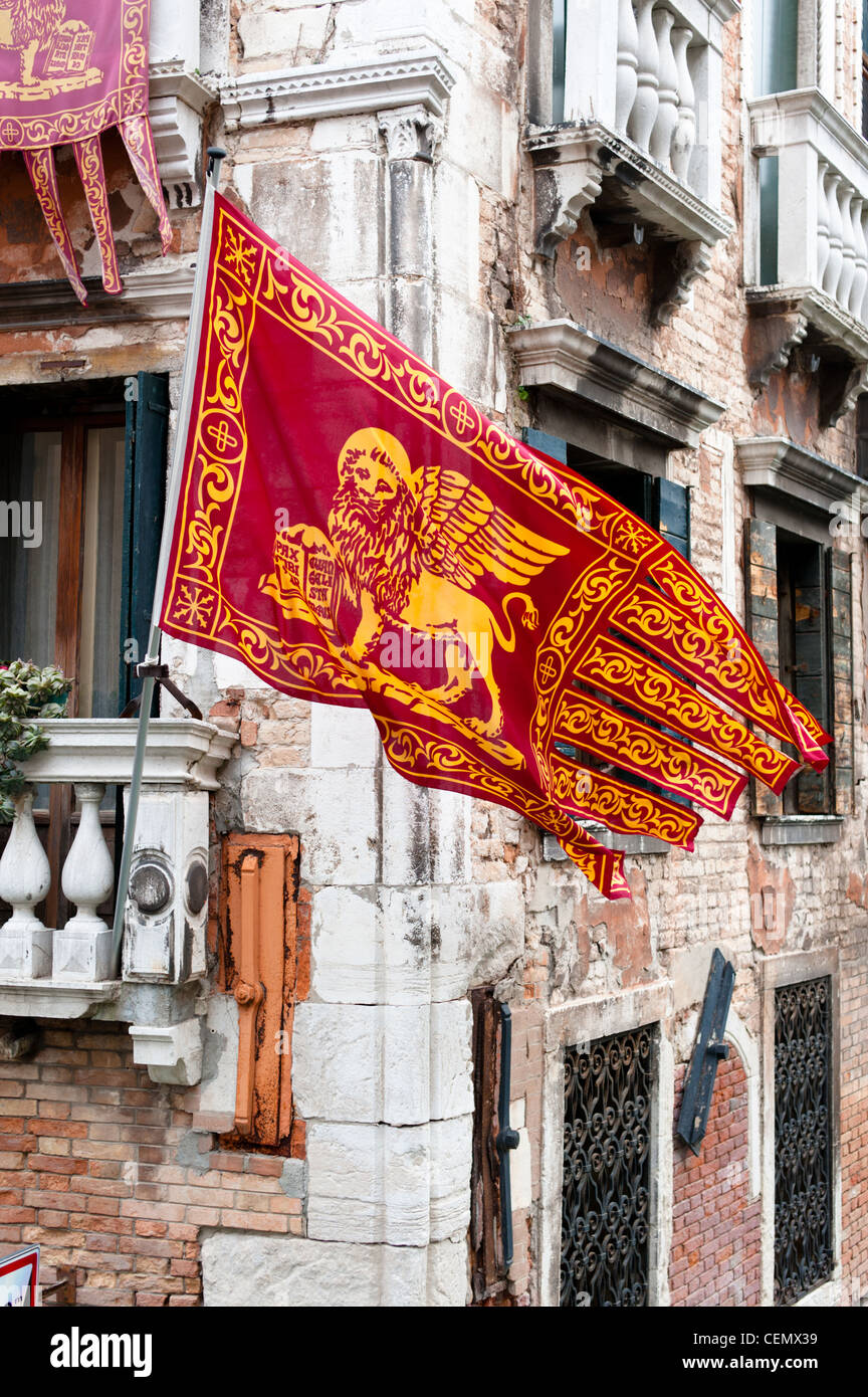 Bandiera e stemma di Venezia Foto Stock