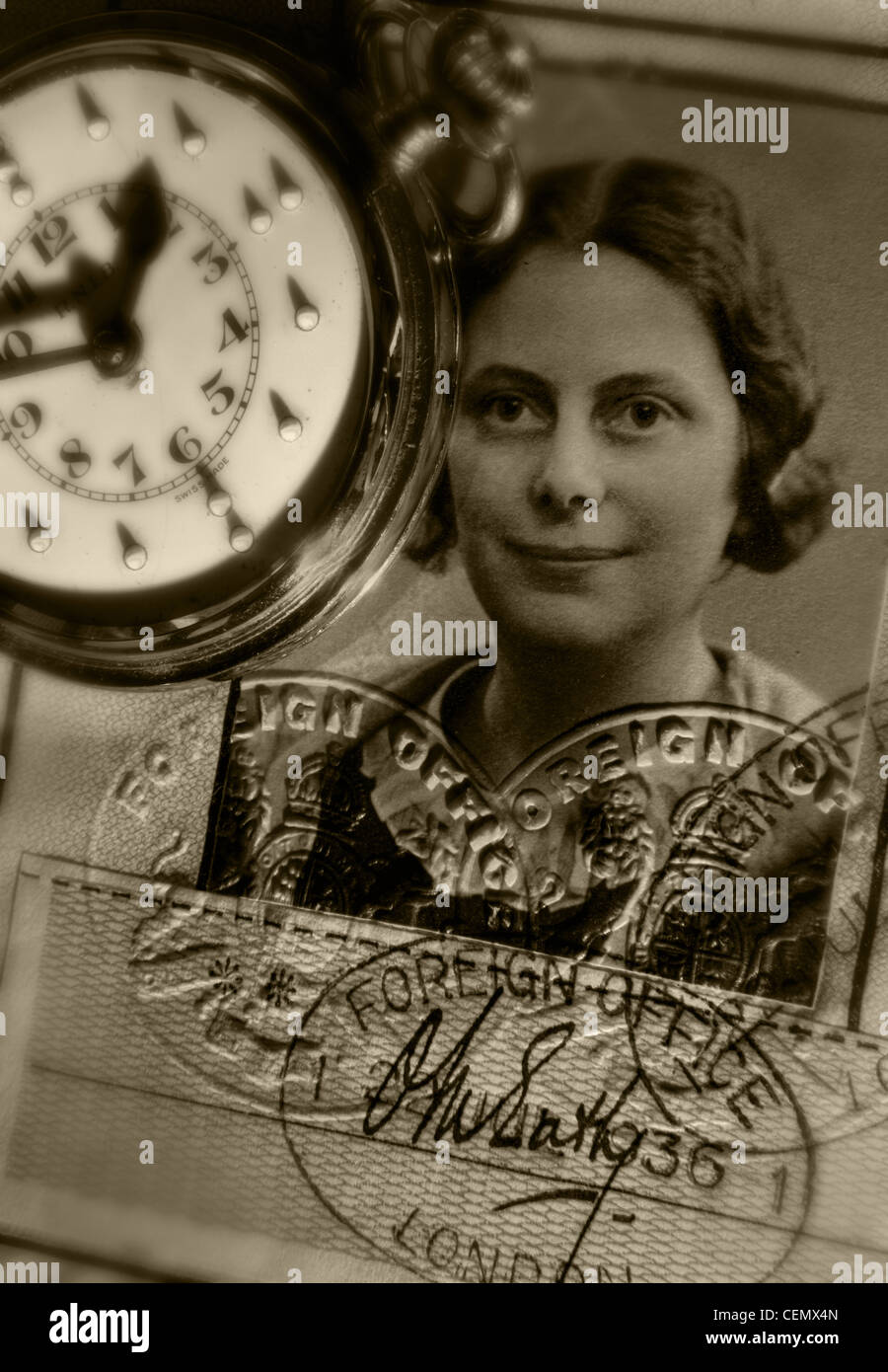 Il vecchio passaporto britannico fotografia femmina ancora in vita con il Braille orologio da tasca in seppia Foto Stock