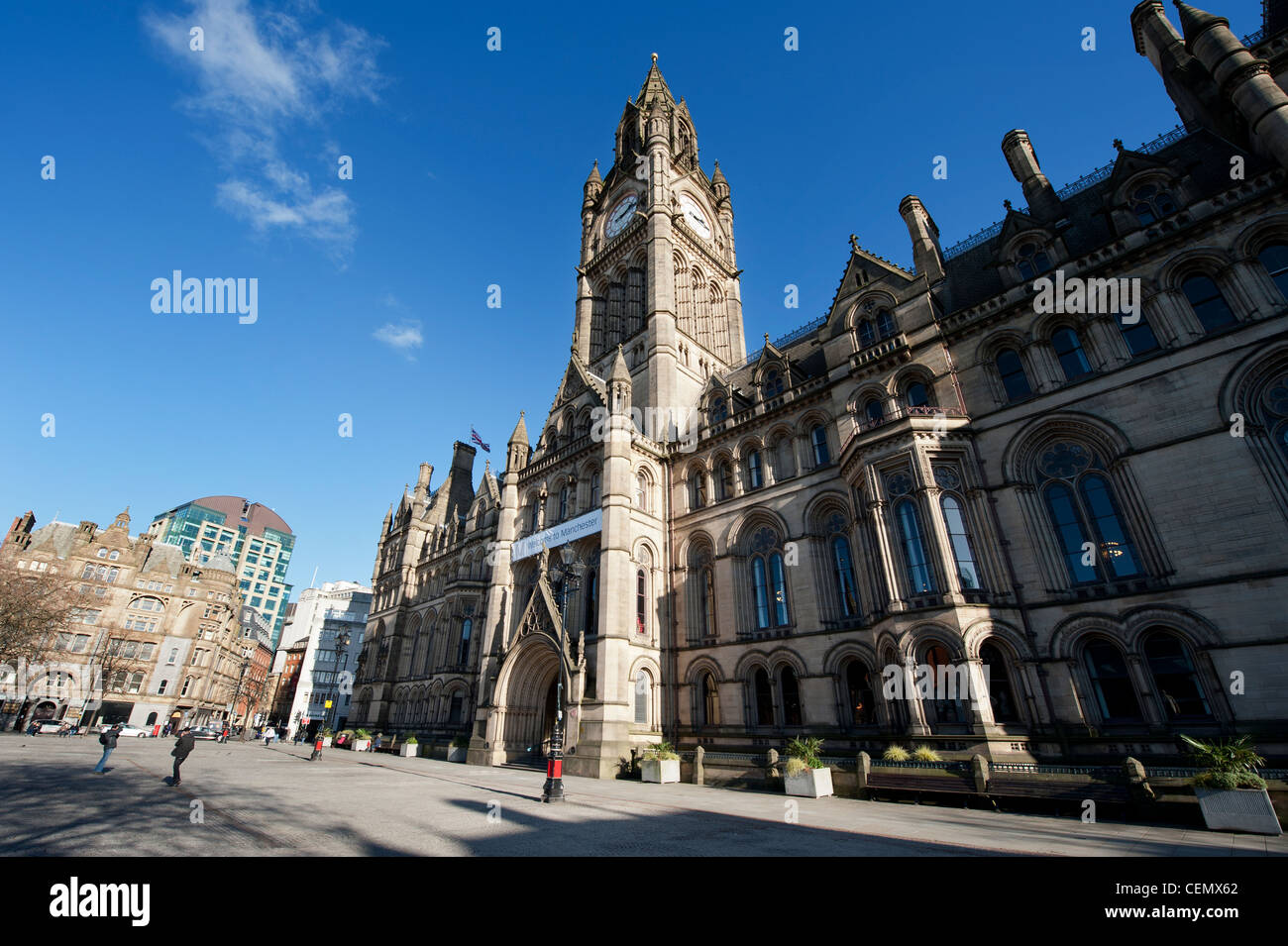 Il municipio in Albert Square nel centro cittadino di Manchester su un cielo blu chiaro giorno. Foto Stock