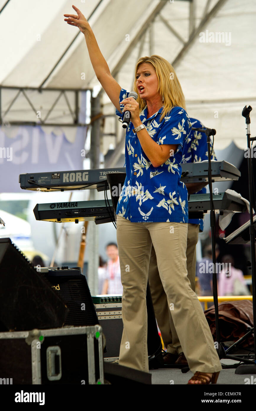 CHANGI, Singapore -- Master Sgt. Lara Murdzin, la U.S. Air Force Band of the Pacific, Hawaii esegue il singolo di Katy Perry "California Girls" il 17 febbraio 2012, in occasione del Singapore Airshow del 2012. La band ha offerto intrattenimento durante la settimana Singapore trade e spettacolo aereo che si esibisce 13 volte. Foto Stock