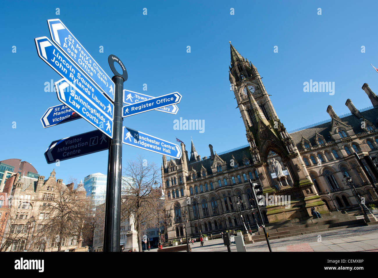 Una informazione turistica firmare in piazza Albert / Town Hall di Manchester City Center su un cielo blu chiaro giorno. Foto Stock