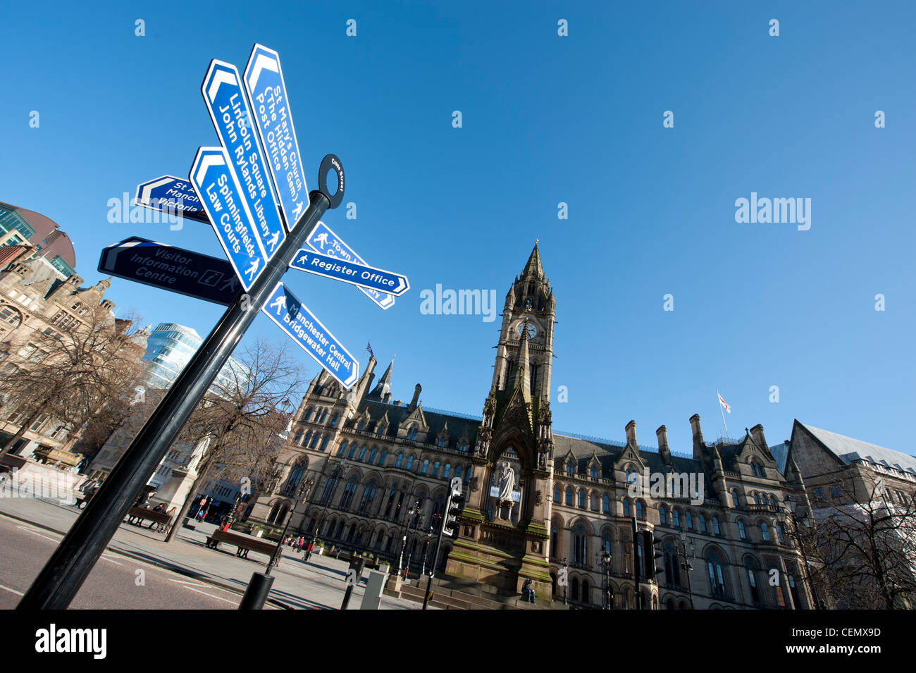 Una informazione turistica firmare in piazza Albert / Town Hall di Manchester City Center su un cielo blu chiaro giorno. Foto Stock