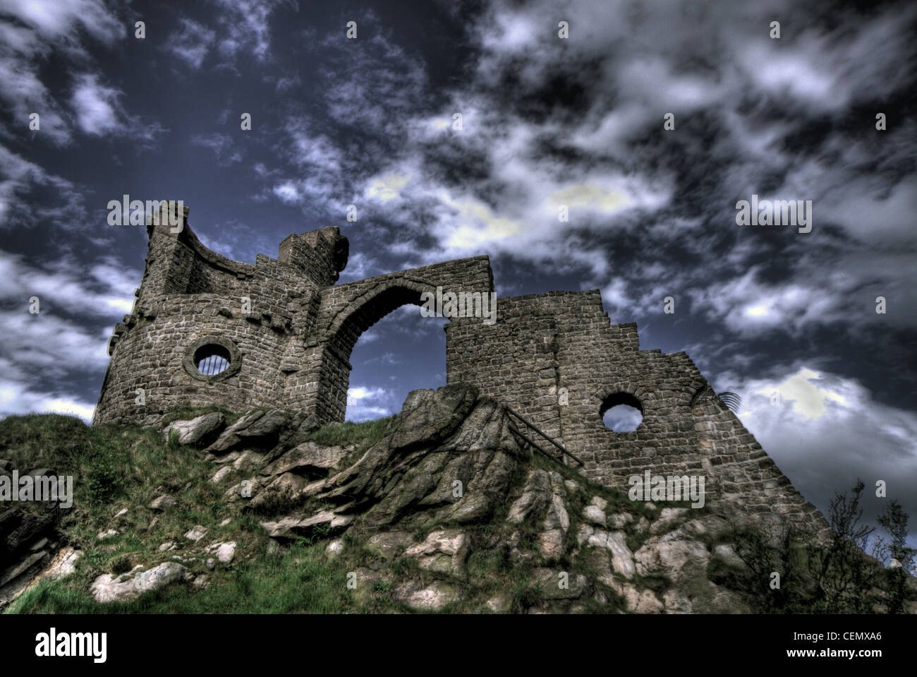 Mow Cop Folly, roccia di pietra, Macclesfield / Congleton, Cheshire Inghilterra UK NT National Trust guardando in su al monumento, con un cielo moody Foto Stock