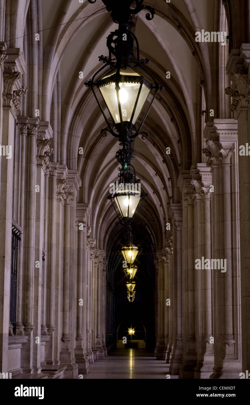 Municipio di corridoi di notte, Vienna, Austria Foto Stock