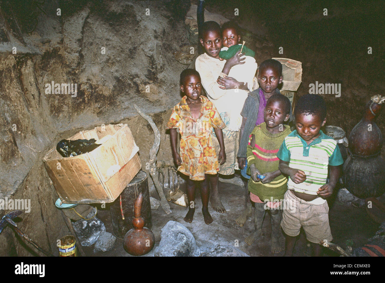 Una povera famiglia nella loro grotta come a casa. Kenya Foto Stock