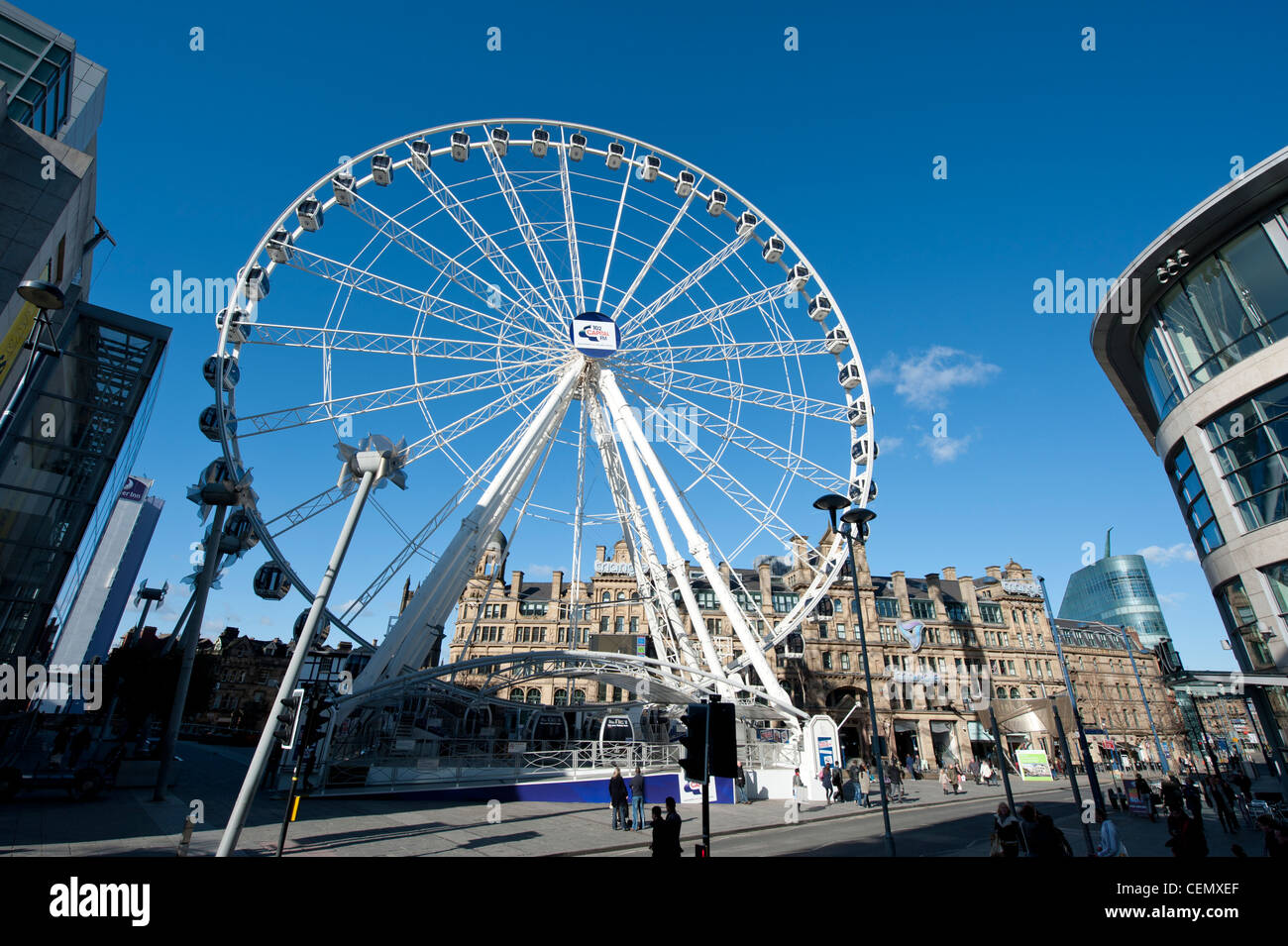 La ruota del pubblico di Manchester ruota panoramica Ferris in Exchange Square durante una giornata di sole. Foto Stock