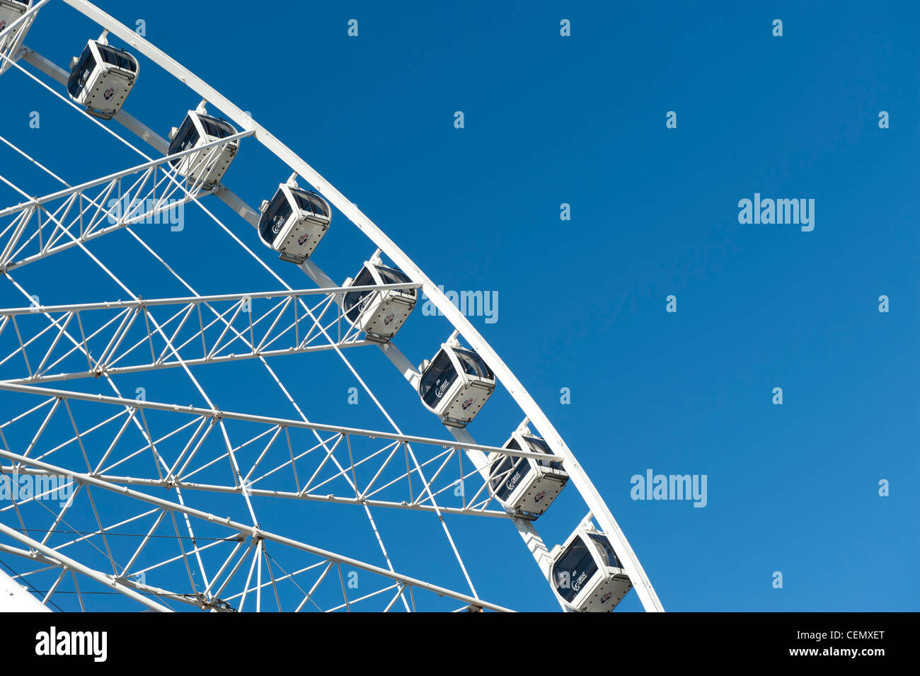 Una chiusura della ruota del pubblico di Manchester ruota panoramica Ferris in Exchange Square durante una giornata di sole. Foto Stock