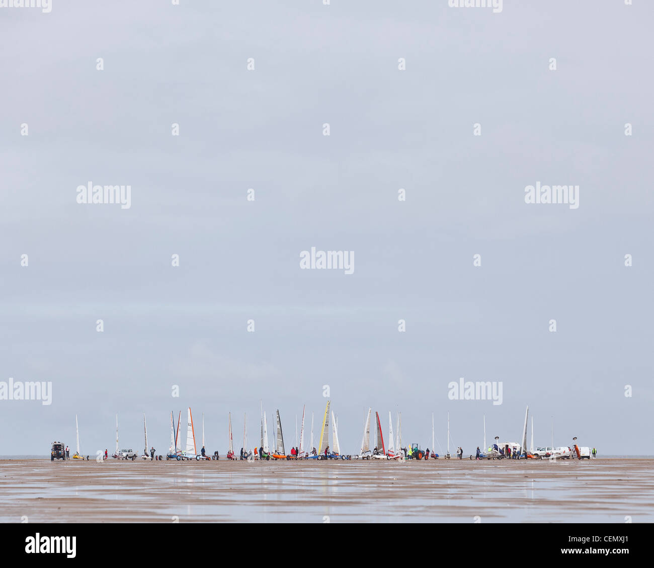 Land yachts sandyachts schierate nella distanza durante una riunione di gara Foto Stock