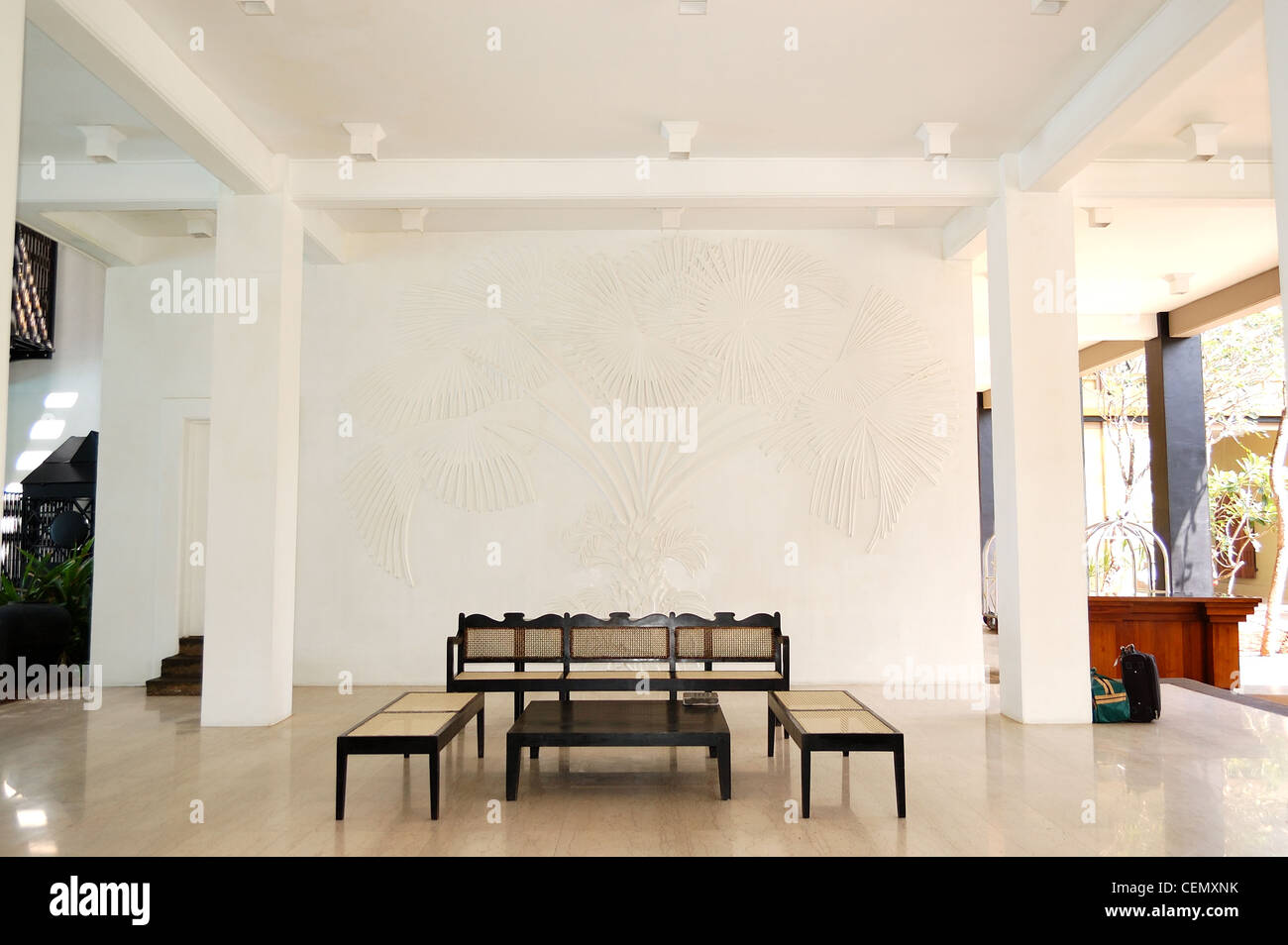 Tavolo e sedie presso la lobby dell'hotel popolare, Bentota, Sri Lanka Foto Stock