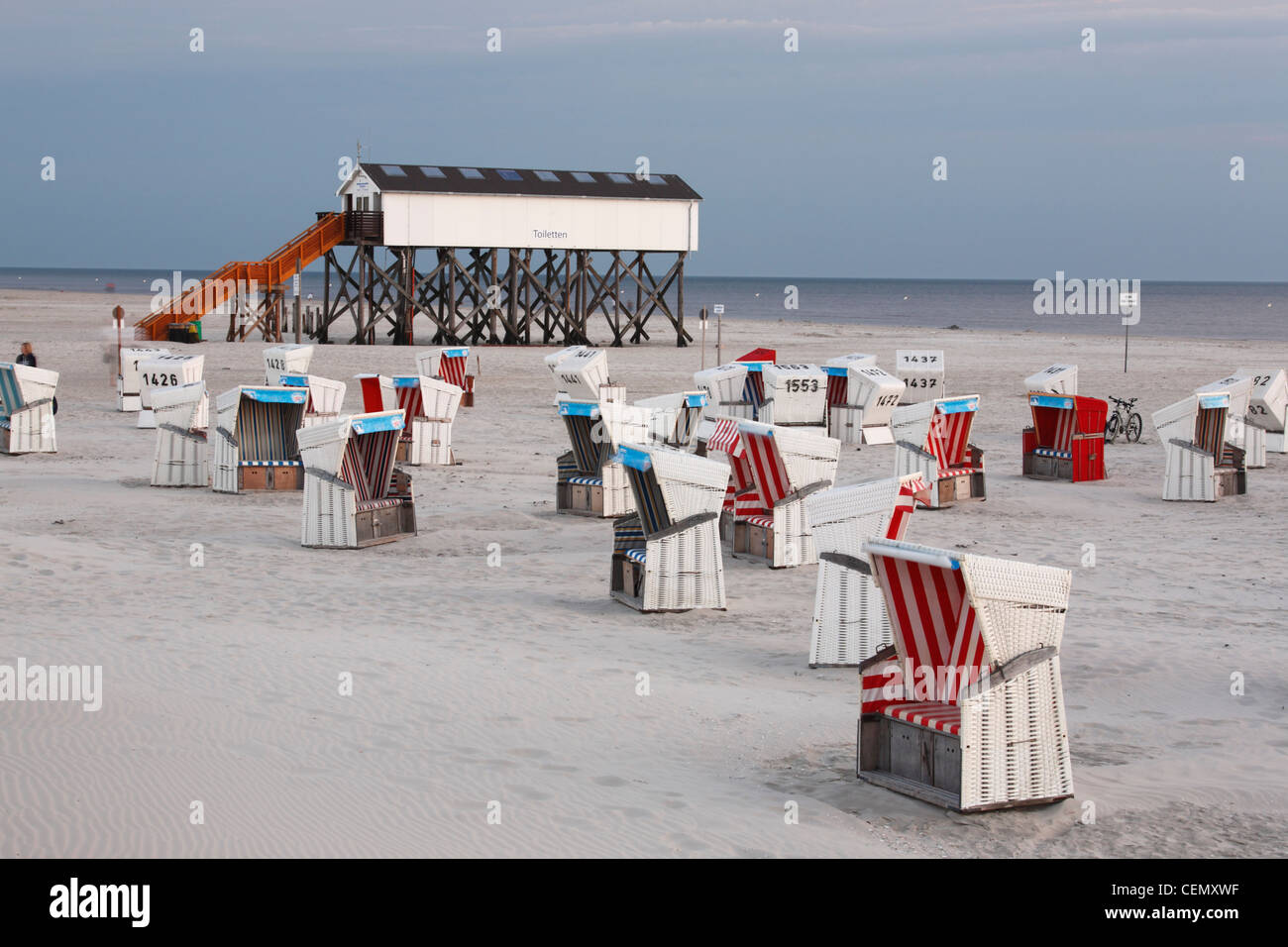 Sedie a sdraio e wc costruite su palafitte sulla San Peter-Ording beach, Germania Foto Stock