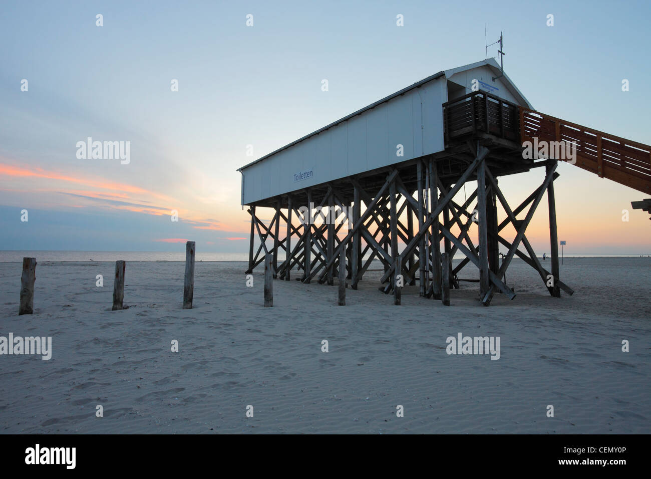 Servizi igienici costruito su palafitte sulla San Peter-Ording beach, Germania Foto Stock