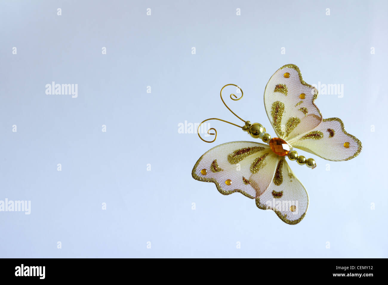 Natale decorazione di farfalle. Bianco e oro. Fondo azzurro. Foto Stock