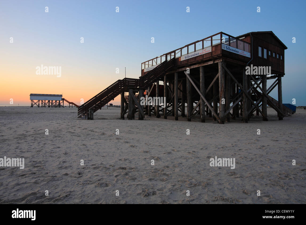 La caffetteria e il ristorante 'Silbermöwe' costruito su palafitte sulla San Peter-Ording beach, Germania Foto Stock
