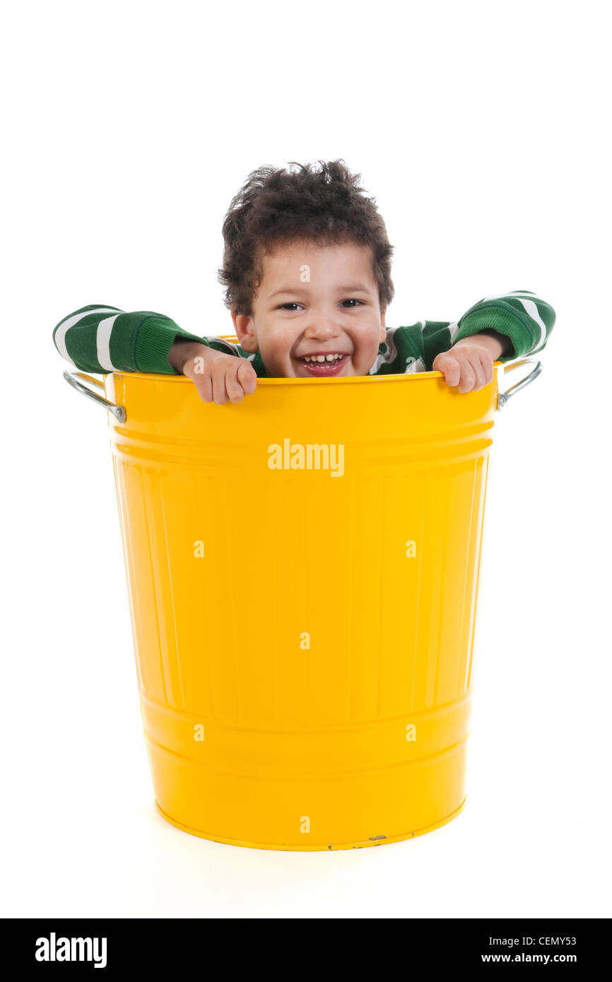 I bambini che ordinano la spazzatura vicino al cestino in cucina Foto stock  - Alamy