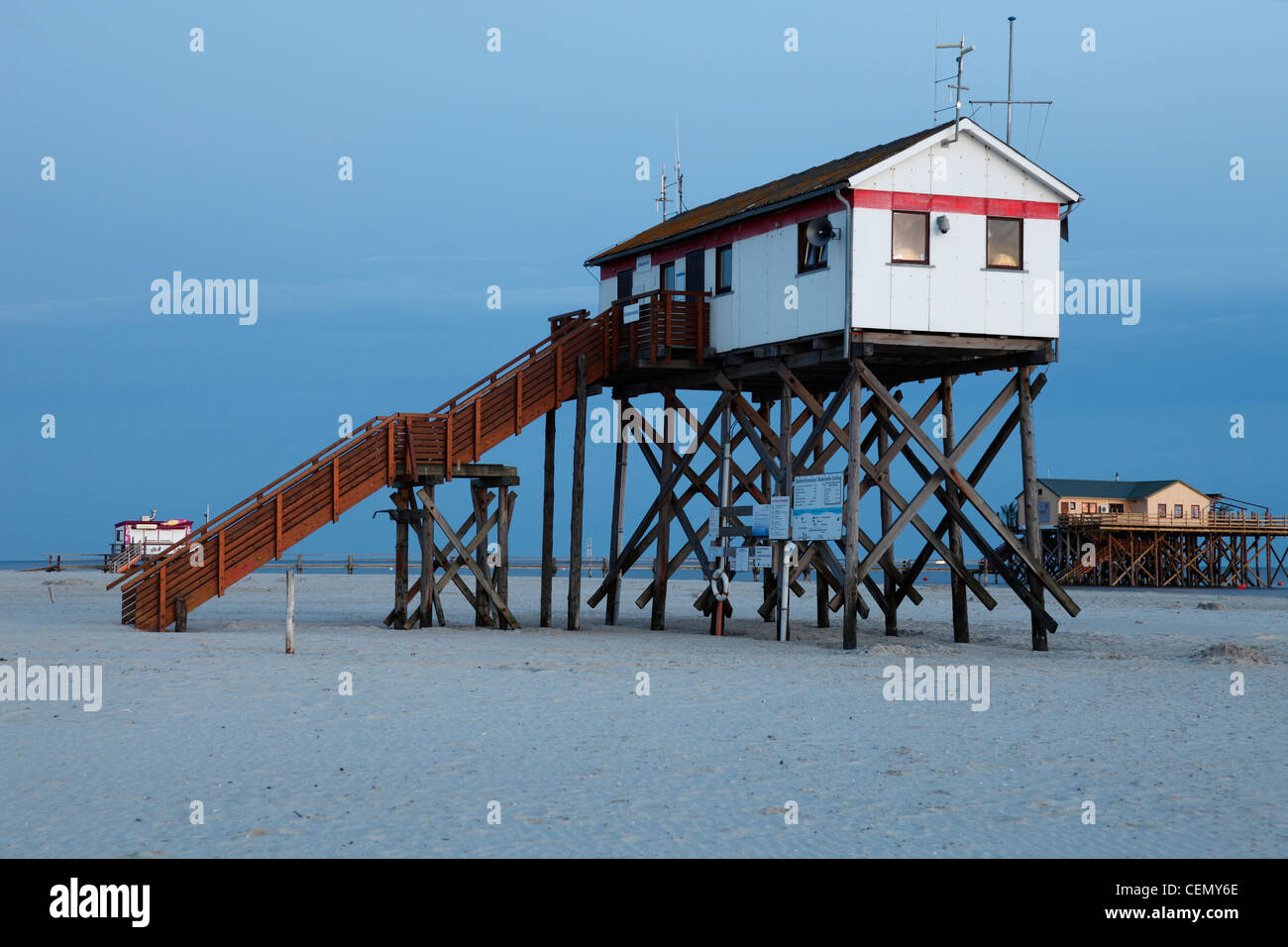 Bay watch edificio costruito su palafitte sulla San Peter-Ording beach, Germania Foto Stock