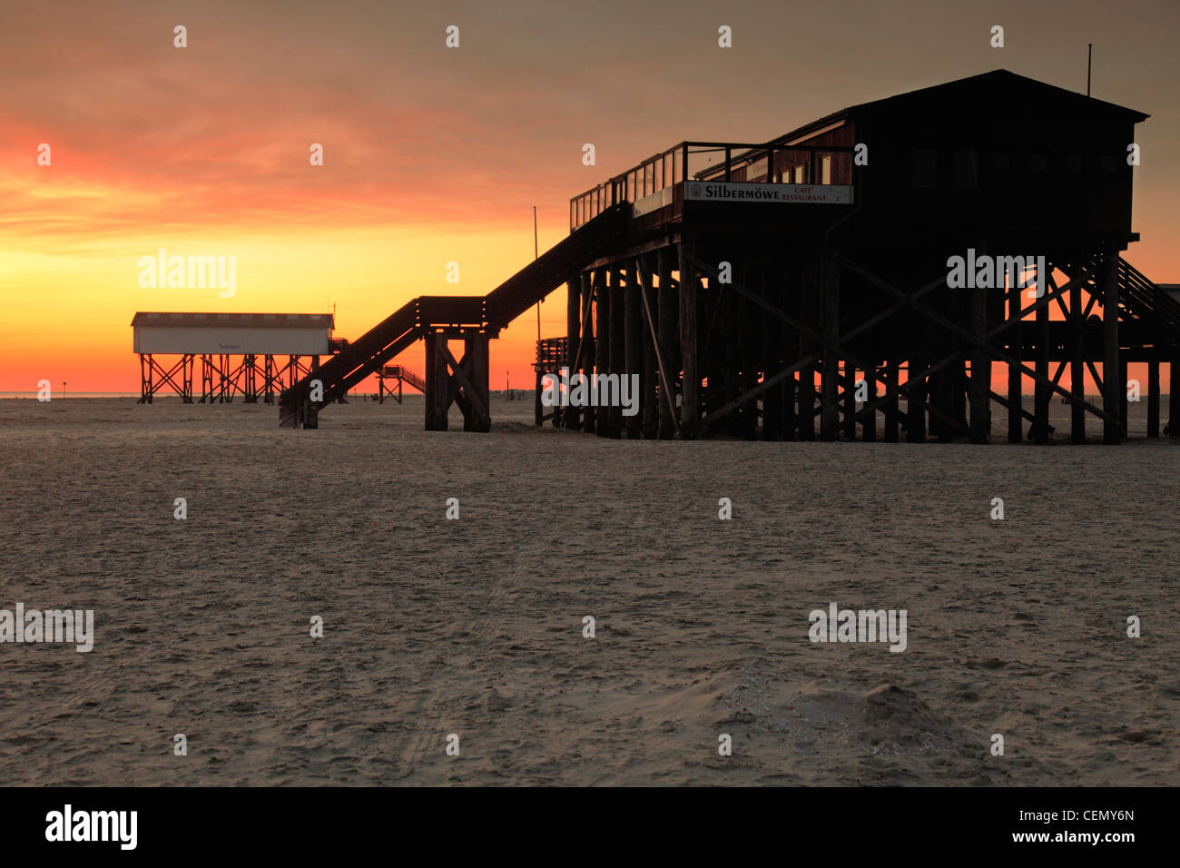 Ristorante Strandbar costruito su palafitte sulla San Peter-Ording beach, Germania Foto Stock