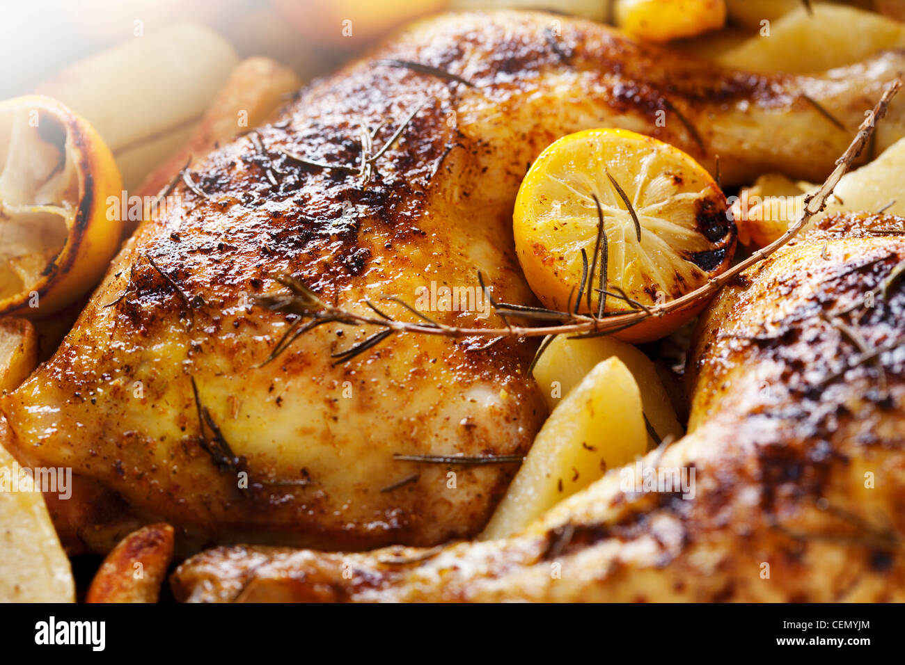 Arrosto di cosce di pollo Foto Stock