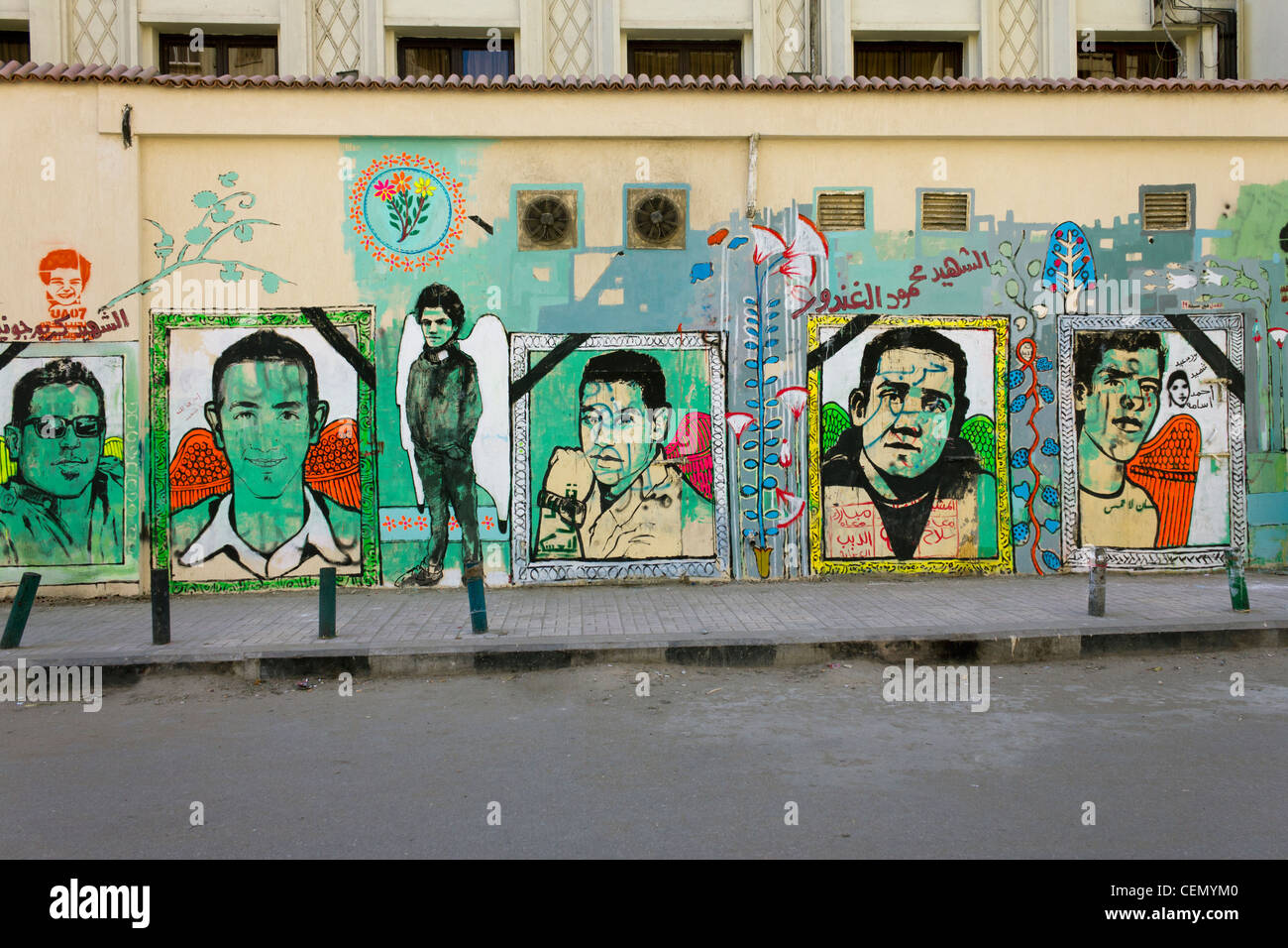 Graffiti dei martiri della rivoluzione egiziano Mohammed Mahmoud Street, accanto a Piazza Tahrir al Cairo, Egitto Foto Stock