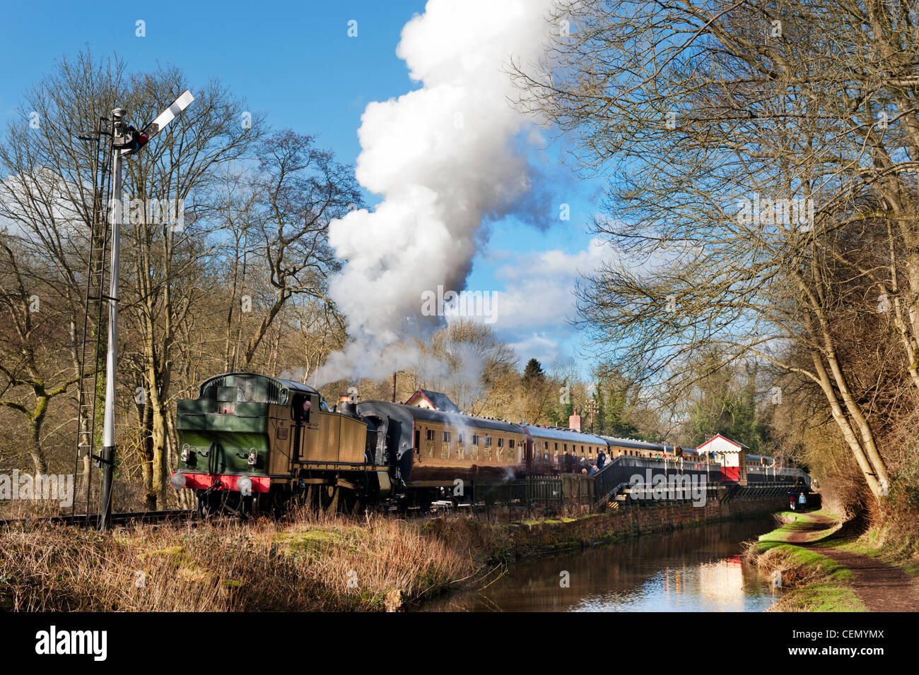 Ex-GWR Grande Prairie serbatoio numero loco 5199 prende un treno fuori Consall sul Churnet Valley Railway, Staffordshire Foto Stock