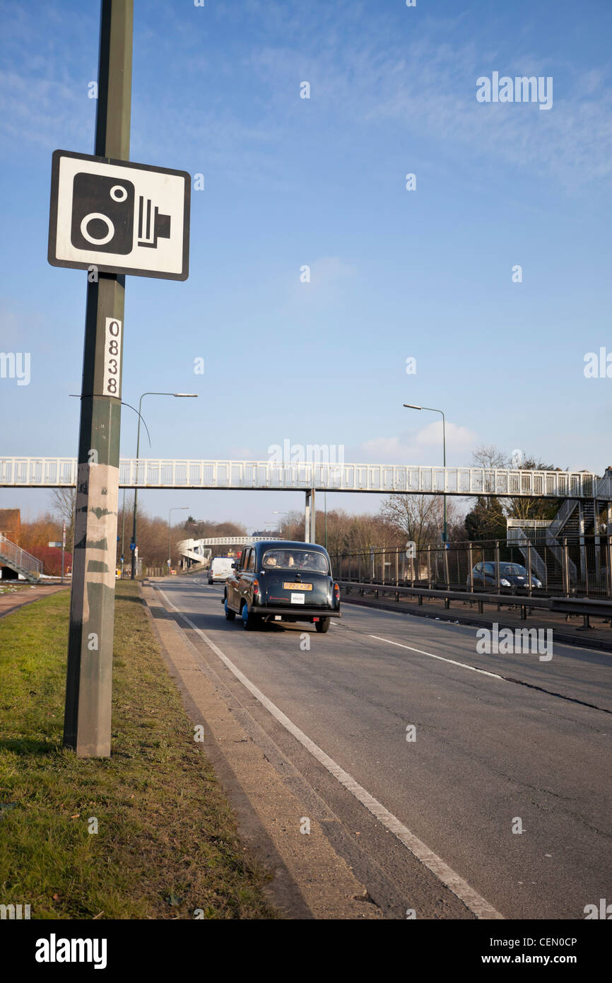Autovelox in segno di traffico, London, England, Regno Unito Foto Stock