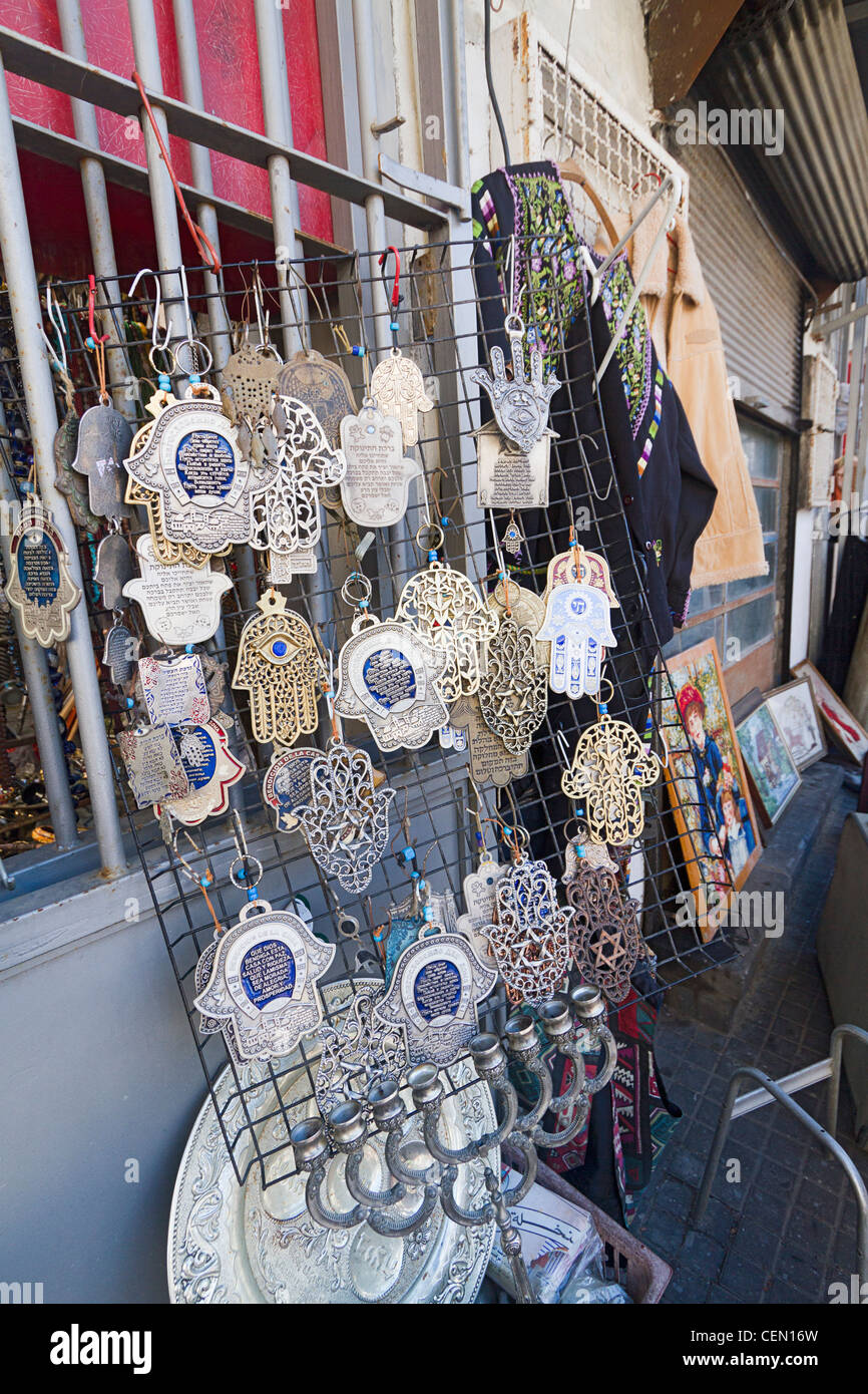 Hamsa ("mano di Dio") ciondoli e gioielli in vendita in Jaffa mercatino delle pulci, Tel Aviv, Israele. Foto Stock