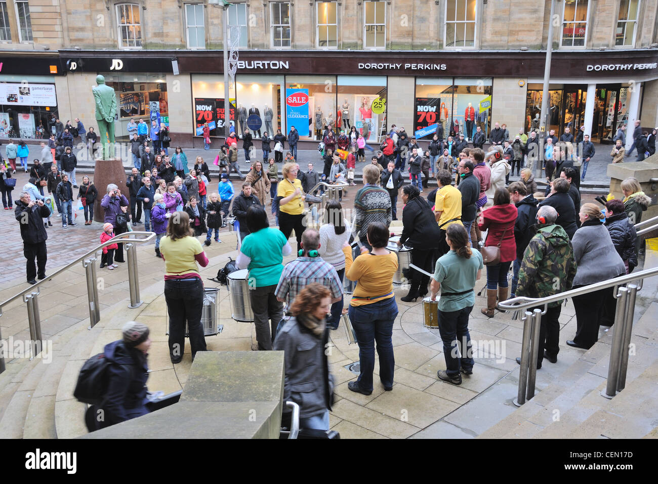 Celtic Connections workshop si riuniscono sulle fasi di Glasgow Concert Hall a dare una performance a passando per lo shopping. Foto Stock