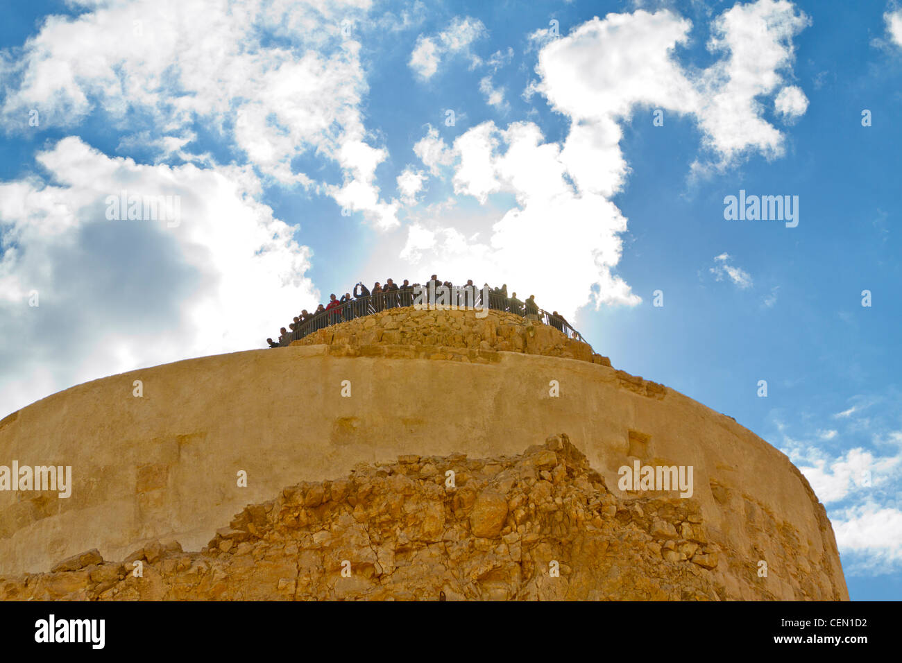 I visitatori guardano giù dalla torre di avvistamento che si eleva al di sopra del nord del palazzo a Masada, antica fortezza ebraica in Israele Foto Stock