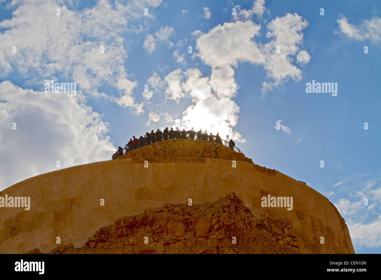 I visitatori guardano giù dalla torre di avvistamento che si eleva al di sopra del nord del palazzo a Masada, antica fortezza ebraica in Israele Foto Stock