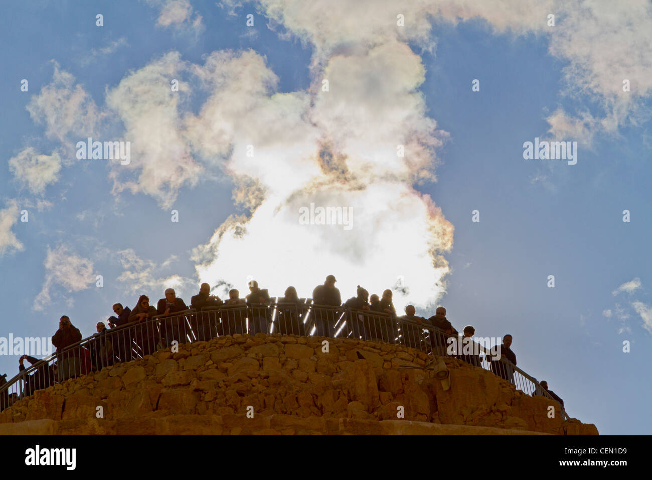 I visitatori guardano giù dalla torre di avvistamento che si eleva al di sopra del nord del palazzo a Masada, antica fortezza ebraica in Israele Foto Stock